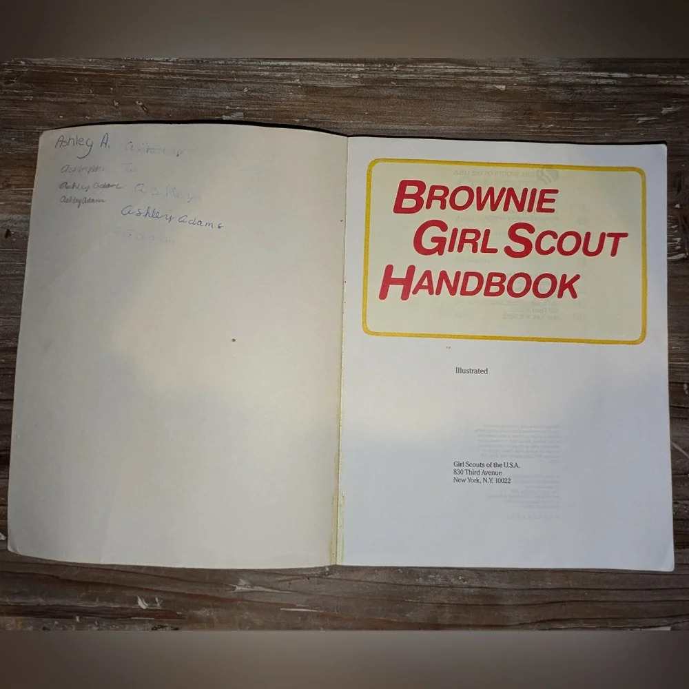 1986 Brownie Girl Scout Handbook - Picture 3 of 9